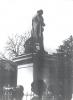 Ouvrir l'image : 1942 -DÃ©boulonnage de la statue de Paul Broca - 20 mars 1942.jpg